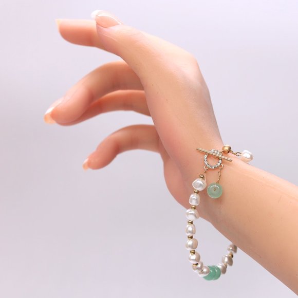 Beaded Pearl bracelet with toggle lock. - Picture 3 of 4